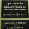 Plaque professionnelle en Plexiglas noir avec support en plexiglas doré